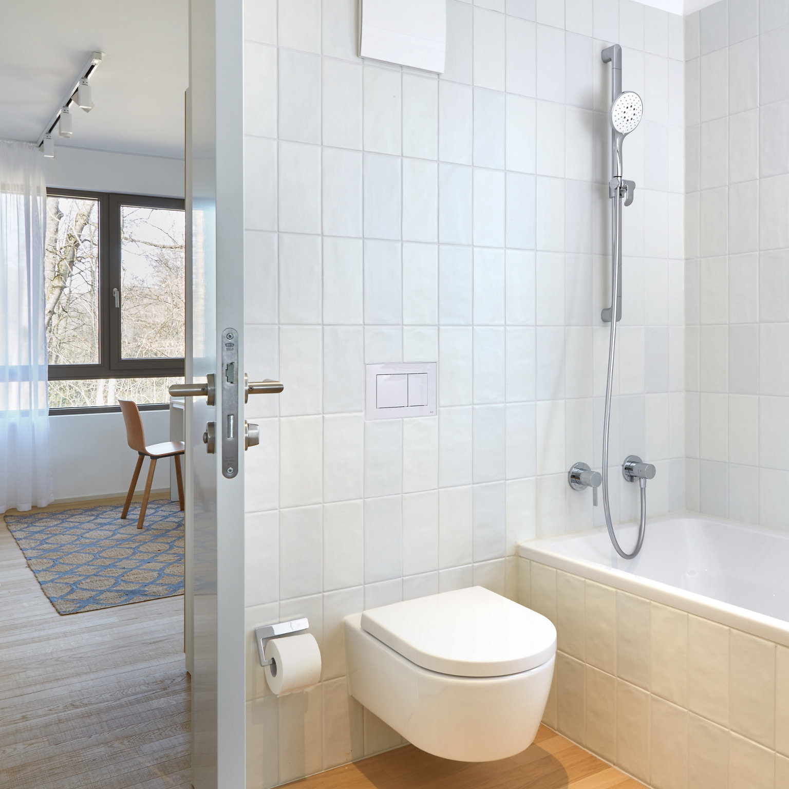 Dusche mit IXMO und WC mit COLLECTION MOLL Toilettenpapierhalter im Privathaus Herrsching