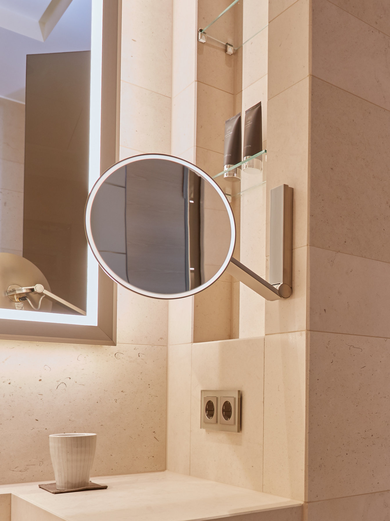 Waschtisch mit iLook_move und WC mit EDITION 11 Accessoires im The Fontenay Hotel