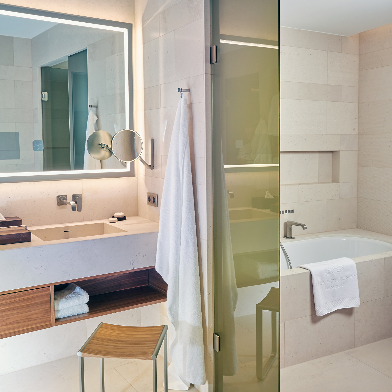 Waschtisch mit iLook_move und PLAN Hocker im The Fontenay Hotel