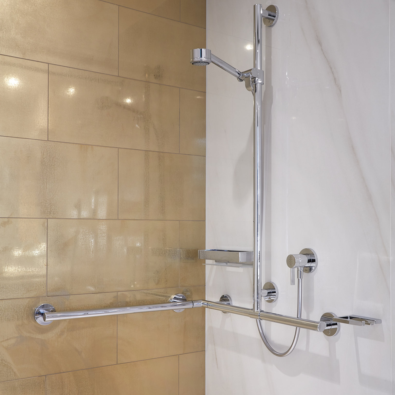 Dusche mit Relingsystem und IXMO in den Waldkliniken Eisenberg