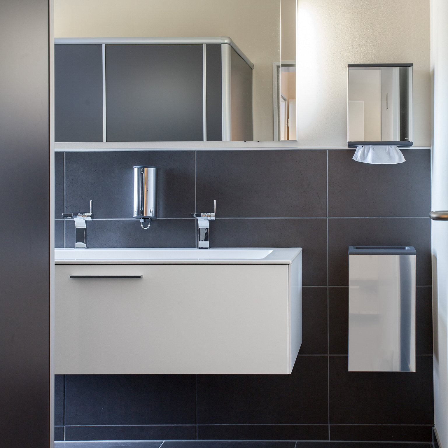 Doppelwaschtisch mit iLook_move, PLAN Accessoires und EDITION 11 Armaturen im Zwanzig Zehn