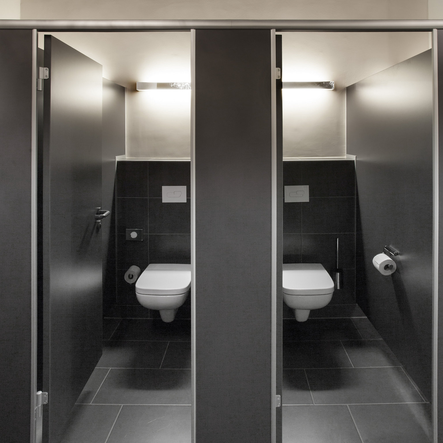 Toiletten-Kabinen im Zwanzig Zehn
