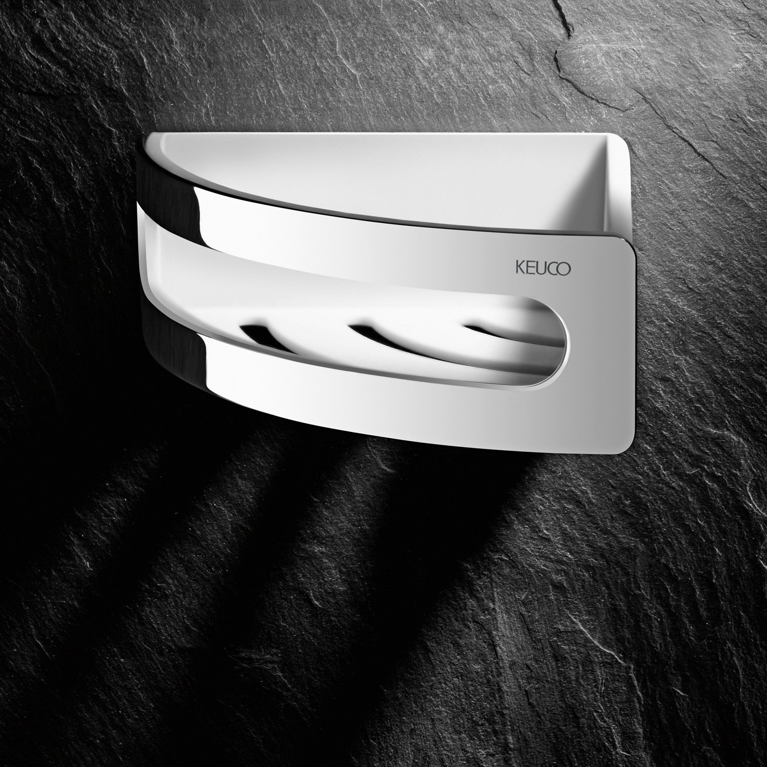 Eckduschkorb der Collection Elegance vor schwarzer Wand