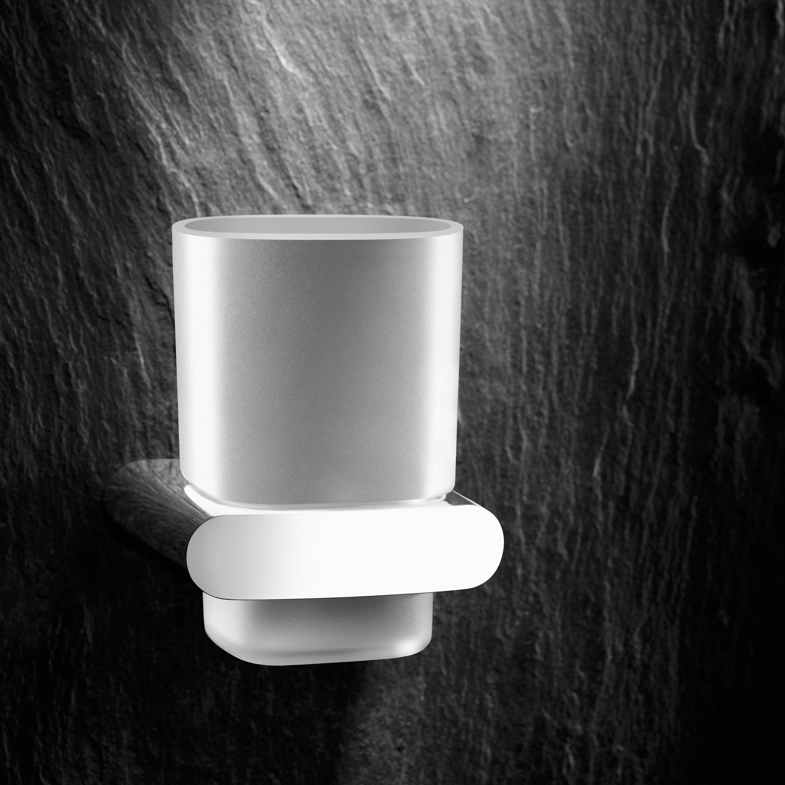 Collection Elegance Glashalter an schwarzer Wand montiert