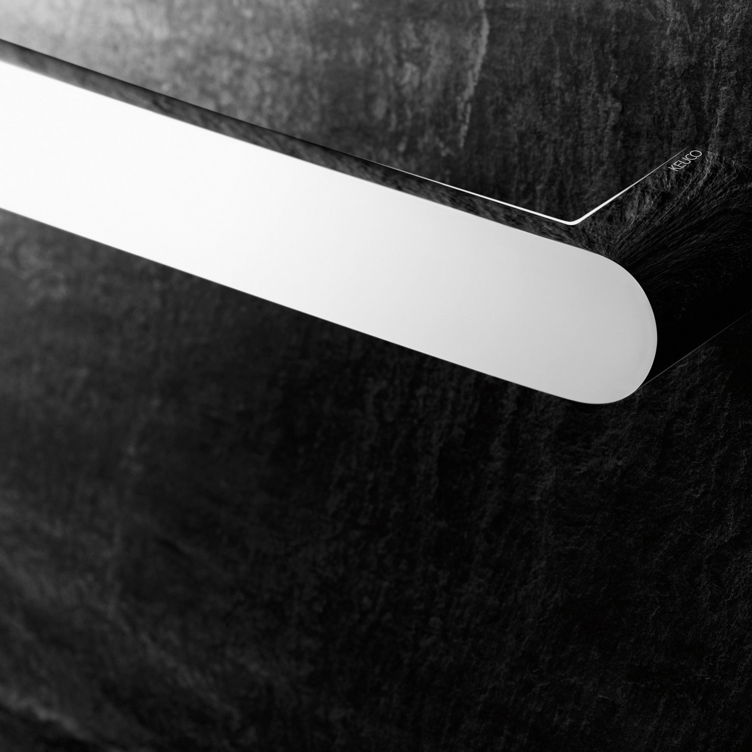 Elegance Haltegriff in Detailansicht mit KEUCO Logo