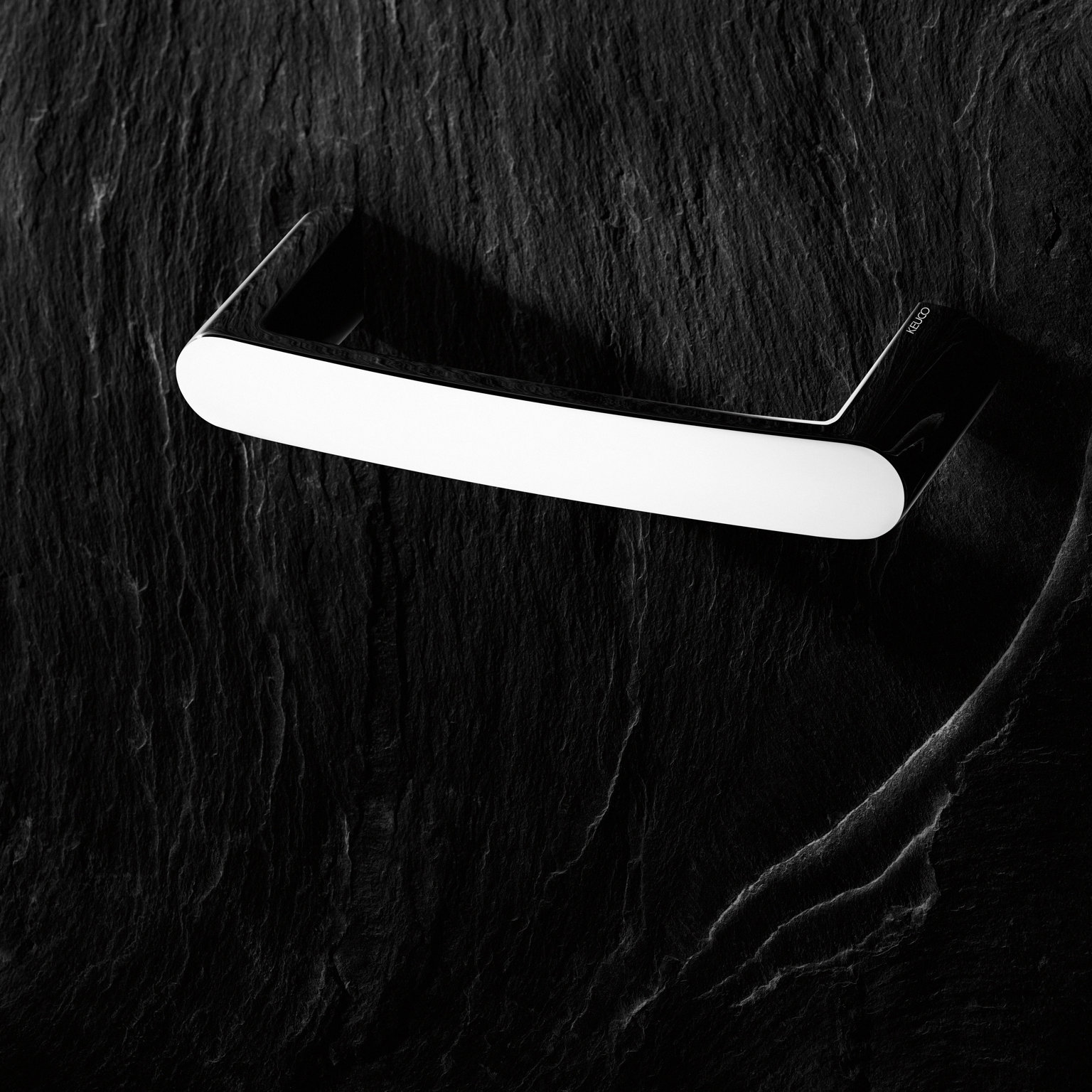 Collection Elegance Handtuchring an schwarzer Wand montiert