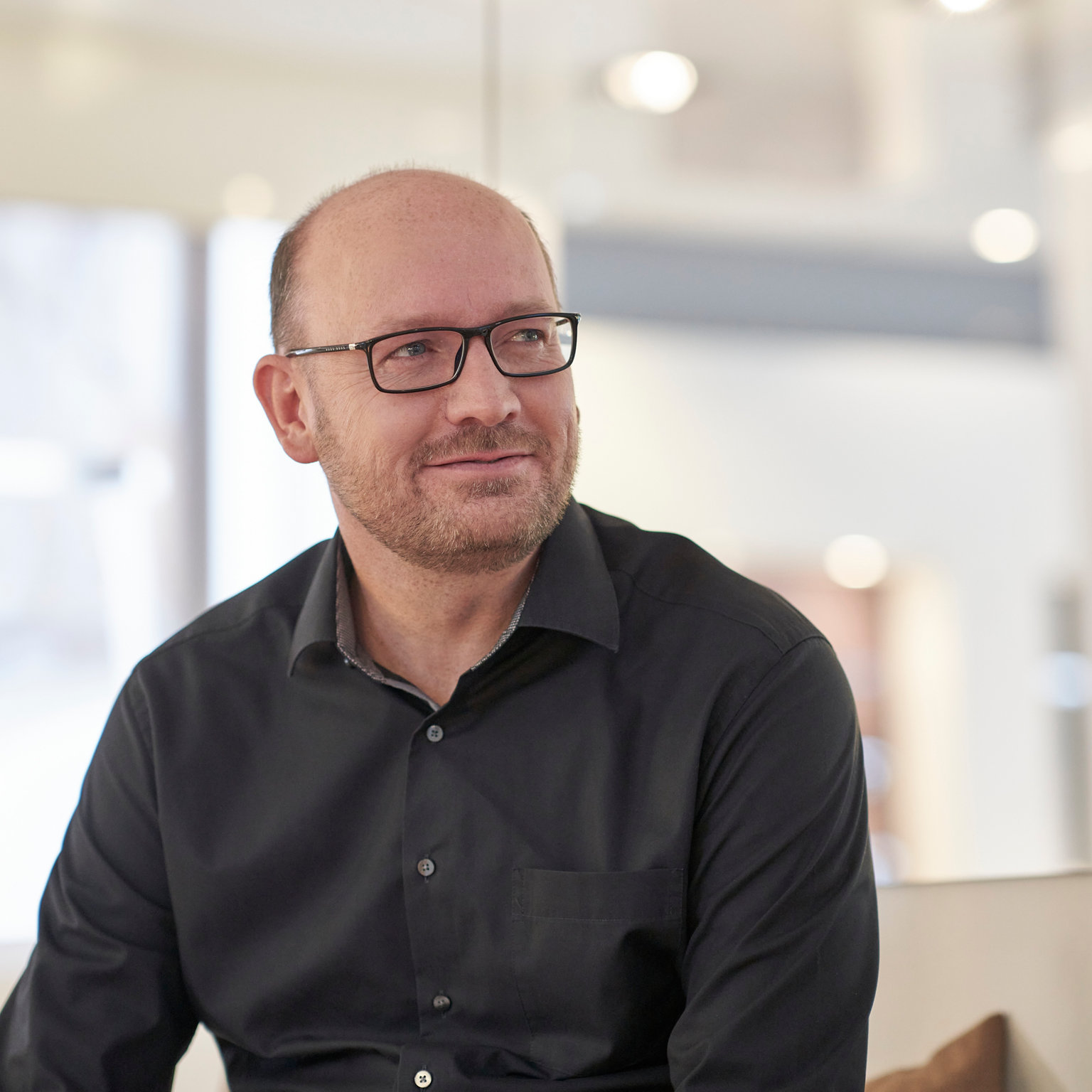 Portrait Dirk Hagedorn sitzend