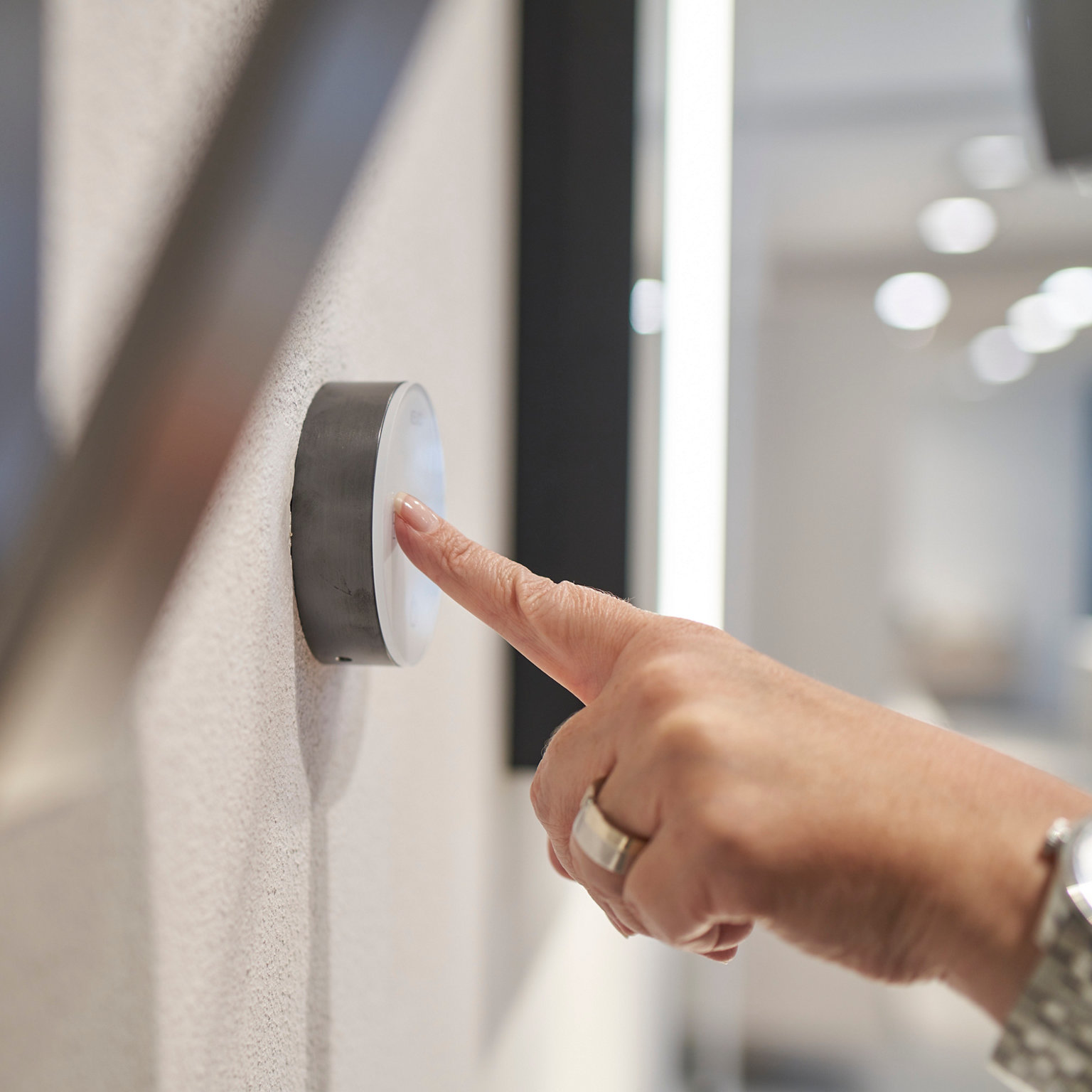 Detailaufnahme einer Hand mit dem iLook_move Bedienpanel