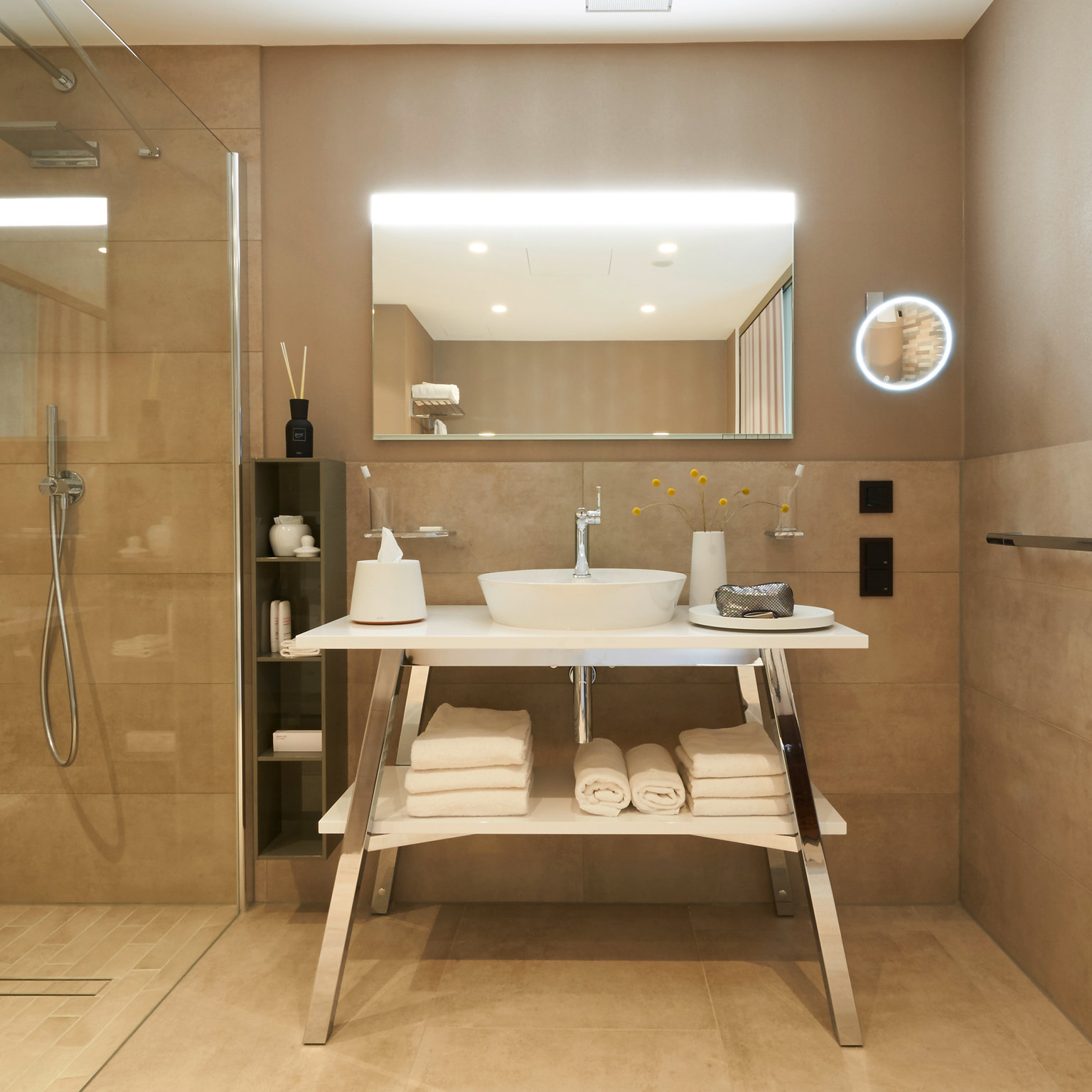 Radisson Blu Hotel Koeln avec robinetterie EDITION 400, accessoires, miroir lumineux et Miroir grossissant