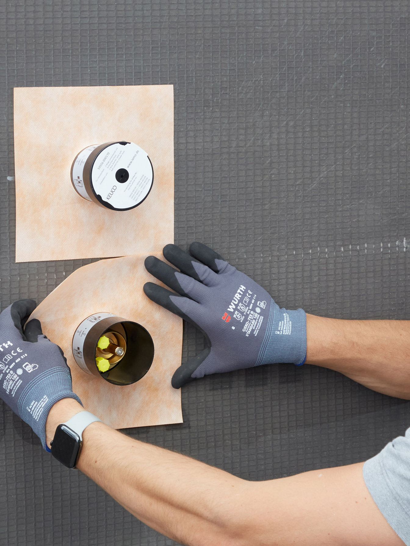 Handwerker installiert Armaturen im systemischen Bad