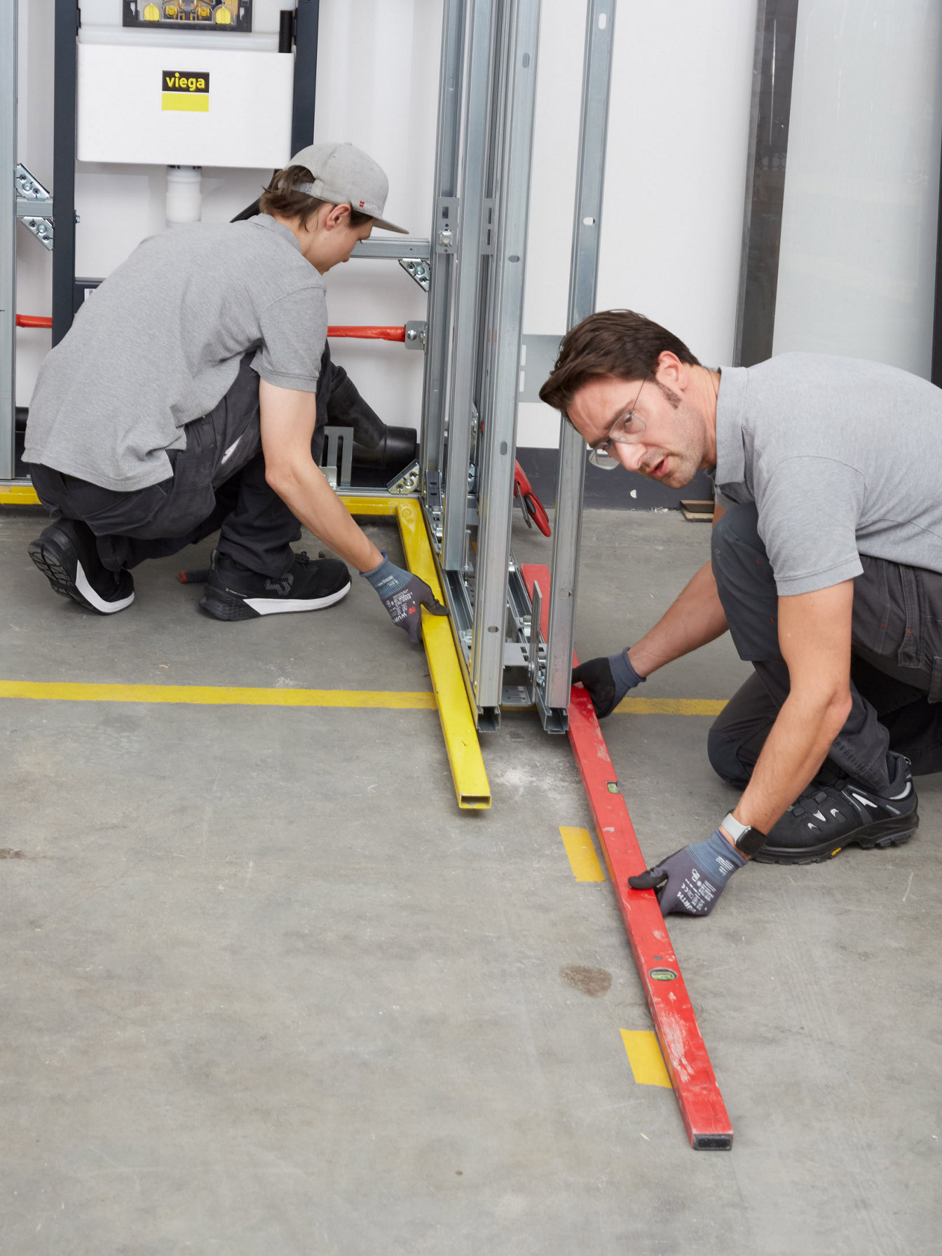 Handwerker bauen eine systemische Badlösung auf