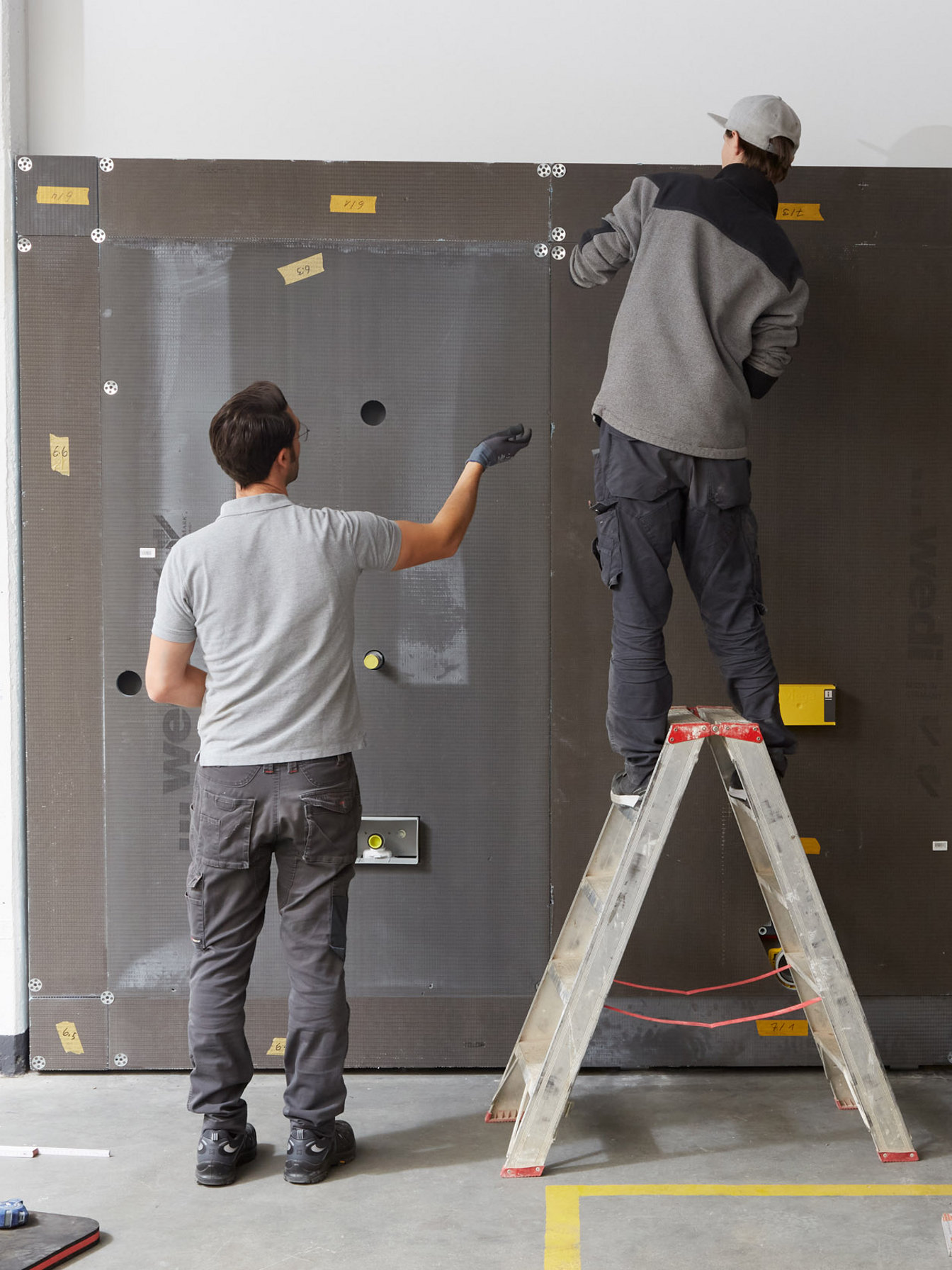 Handwerker bauen eine systemische Badlösung auf