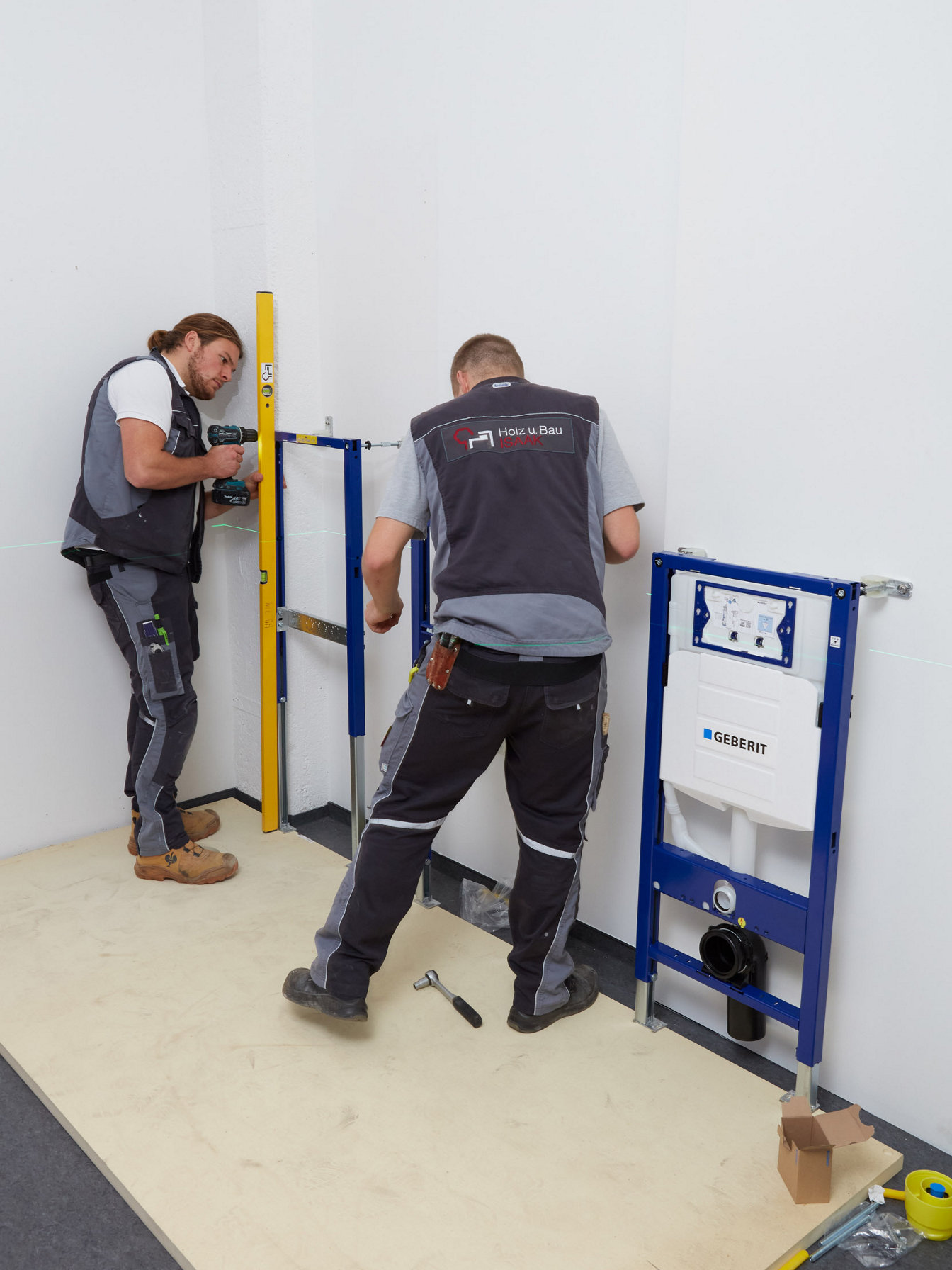 Handwerker montieren Elemente der systemischen Badlösung