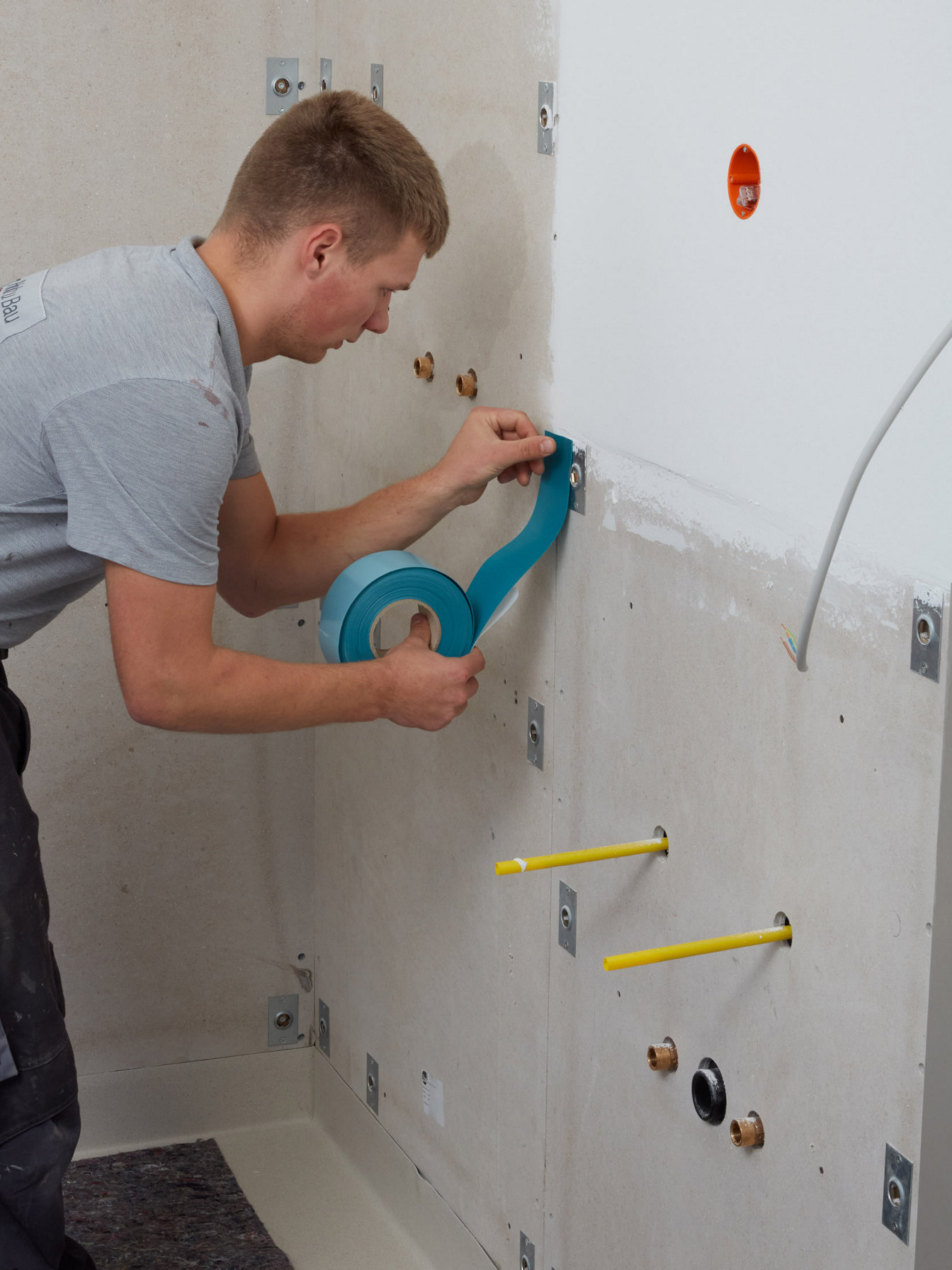 Handwerker beim Live-Aufbau einer systemischen Badlösung
