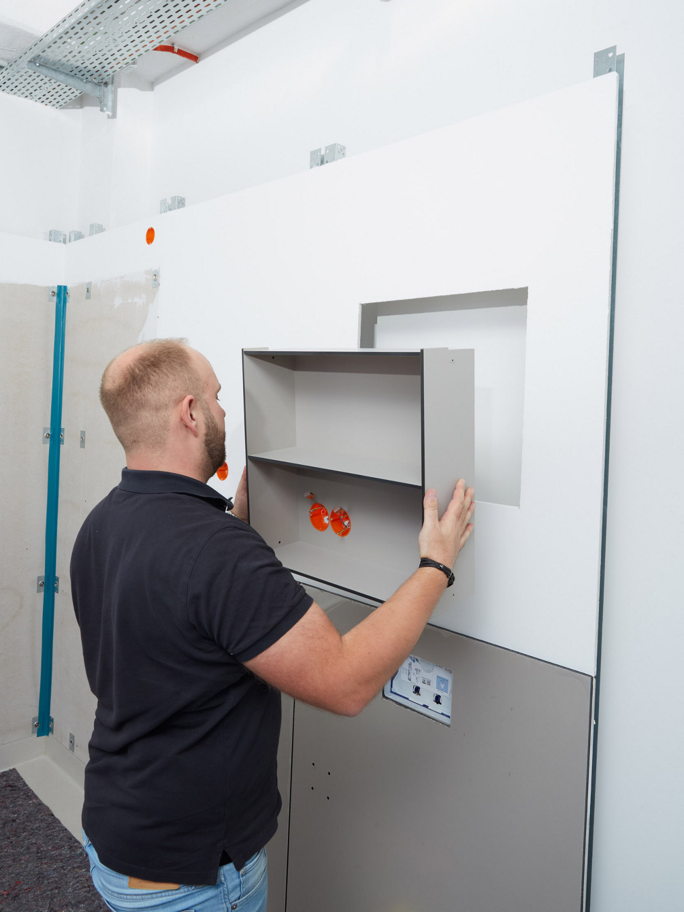 Handwerker bauen eine systemische Badlösung auf