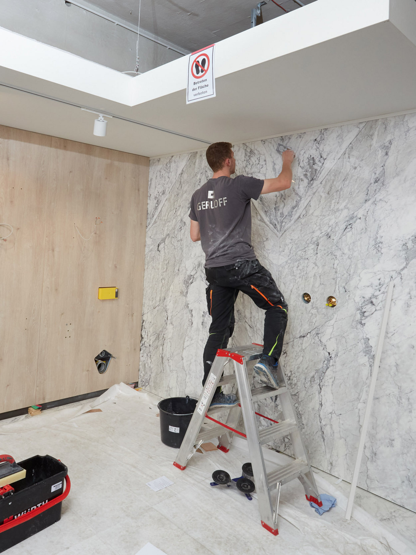 Handwerker bauen eine systemische Badlösung auf