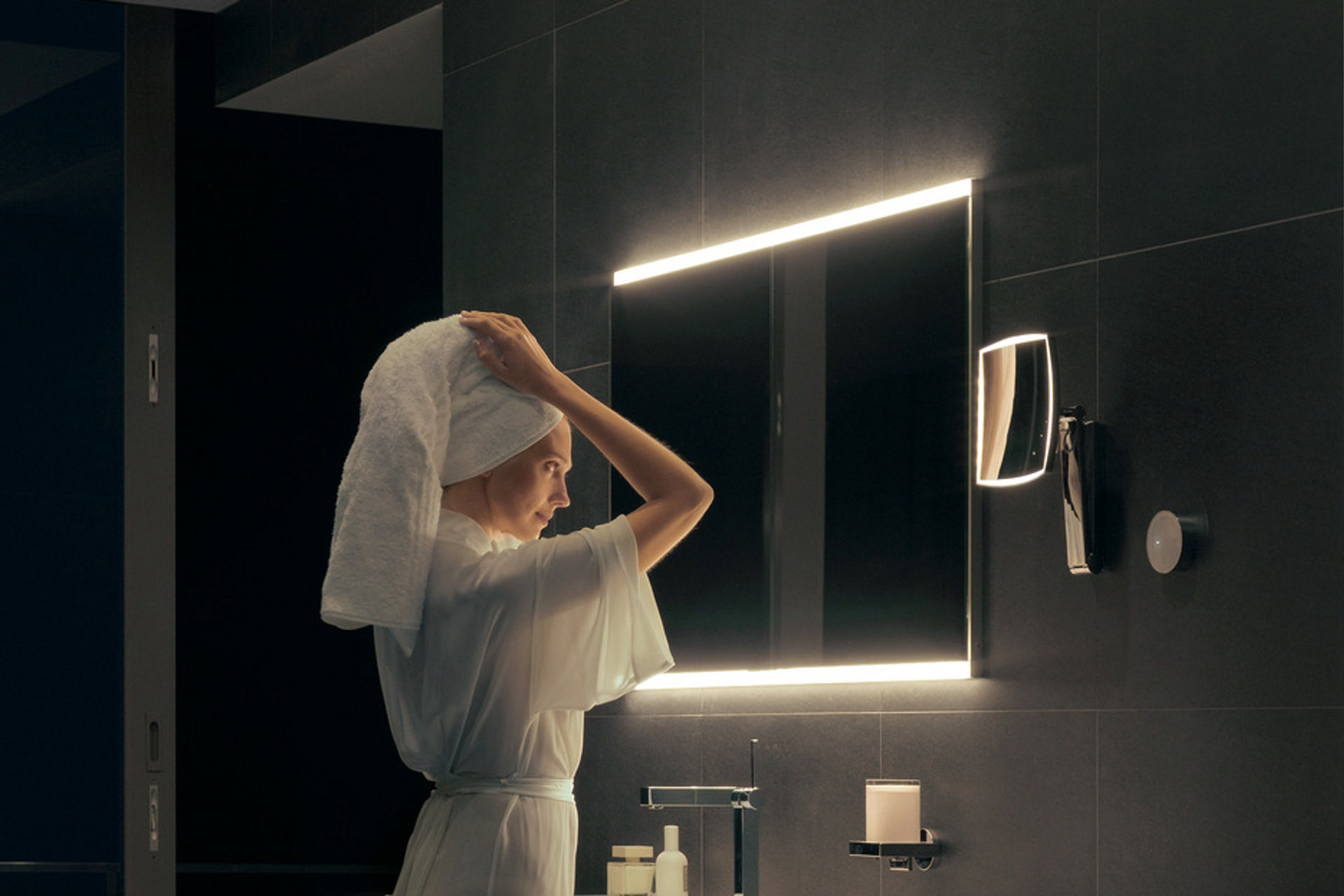 Frau mit Handtuch um das Haar vor Royal Modular.2 Spiegelschrank