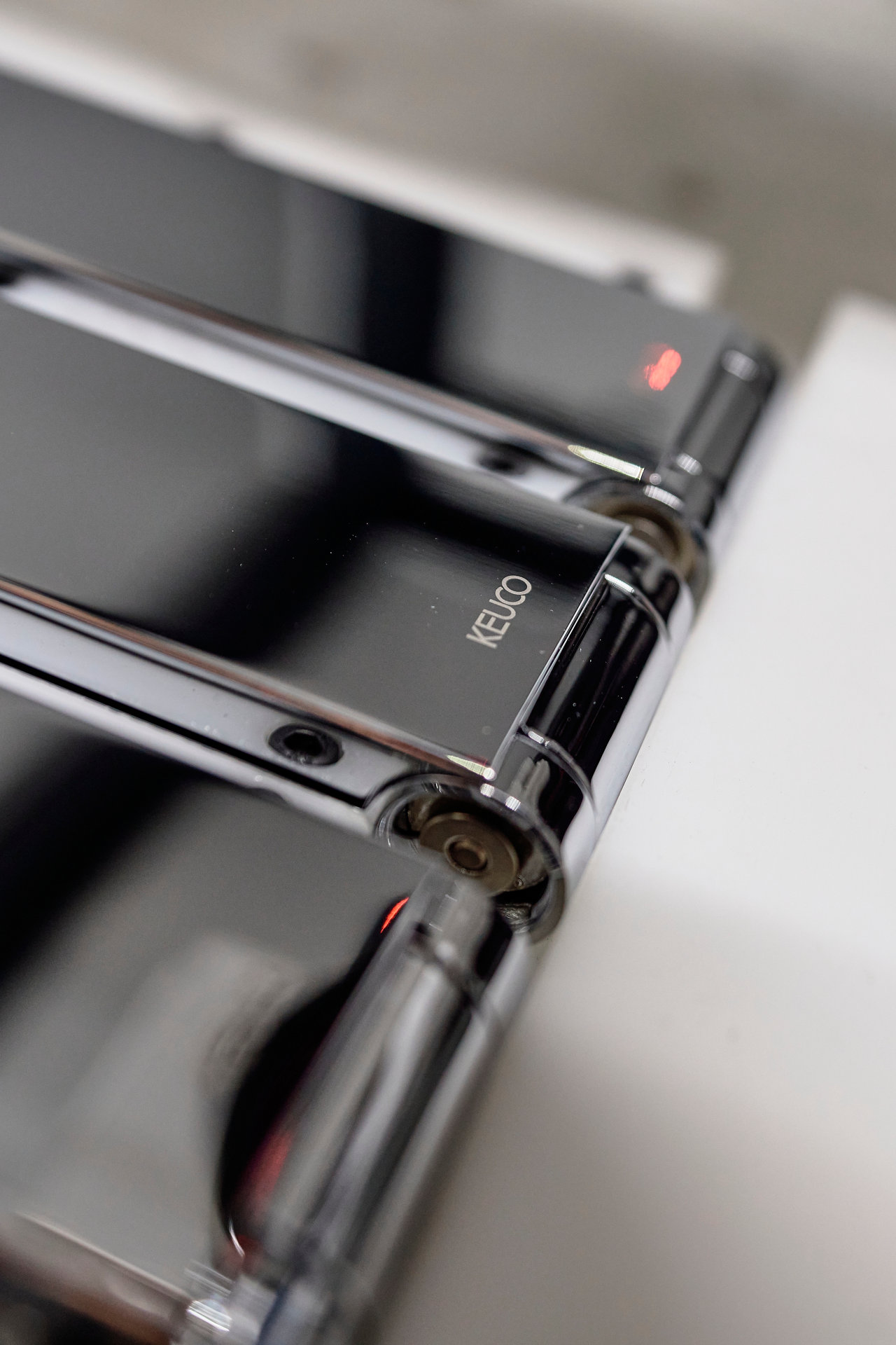 Primo piano di tre prodotti con logo KEUCO inciso al laser