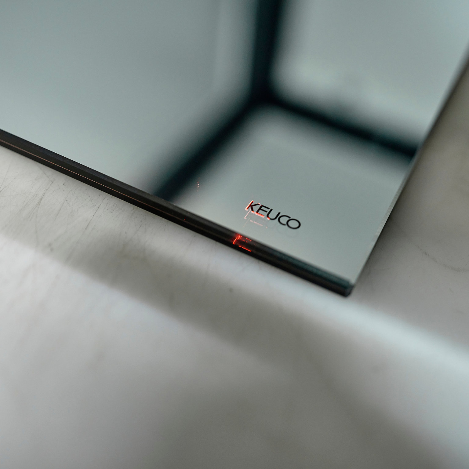 Detailaufnahme einer Spiegelfläche mit KEUCO Logo