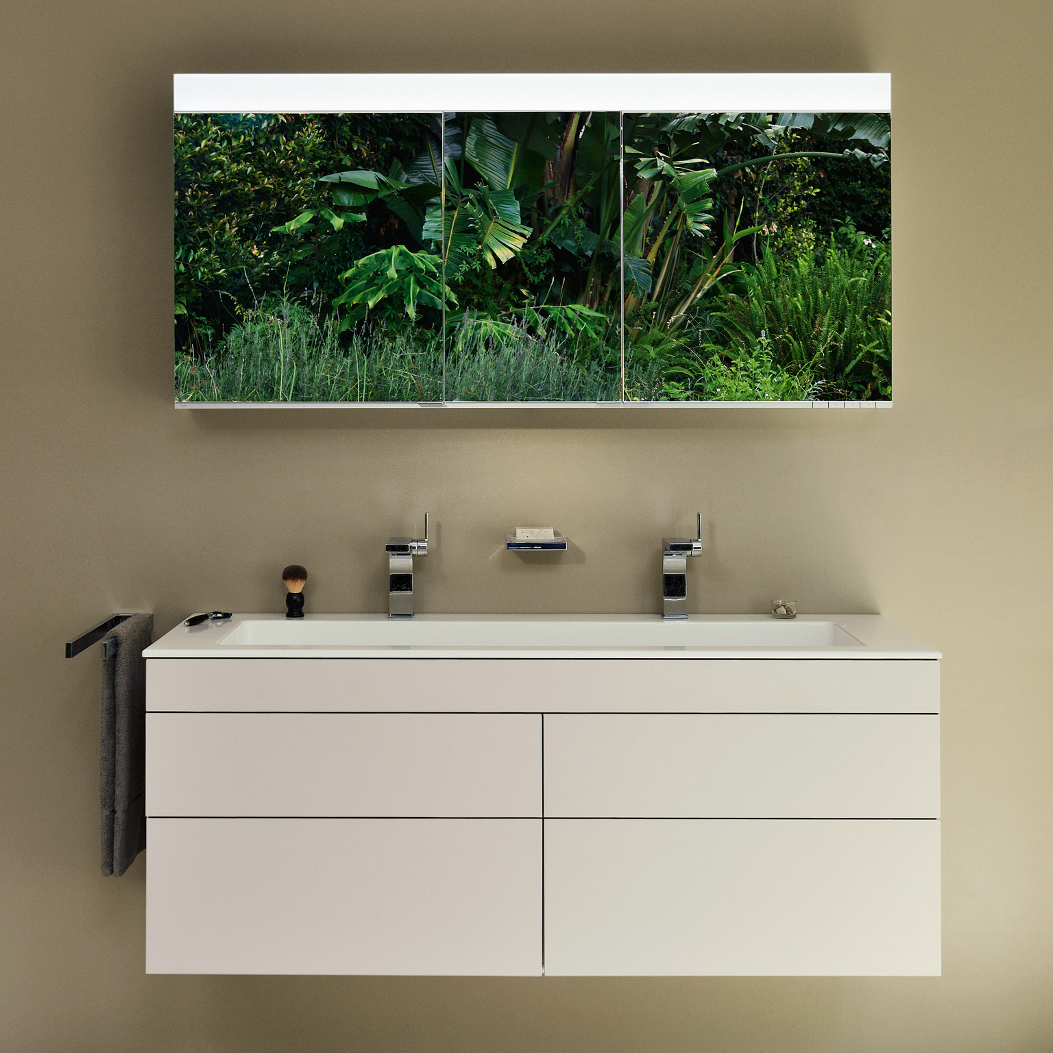 Waschtisch mit Edition 400 Spiegelschrank, in dem sich Wald spiegelt und Edition 11 Accessoires und Waschtischmischern