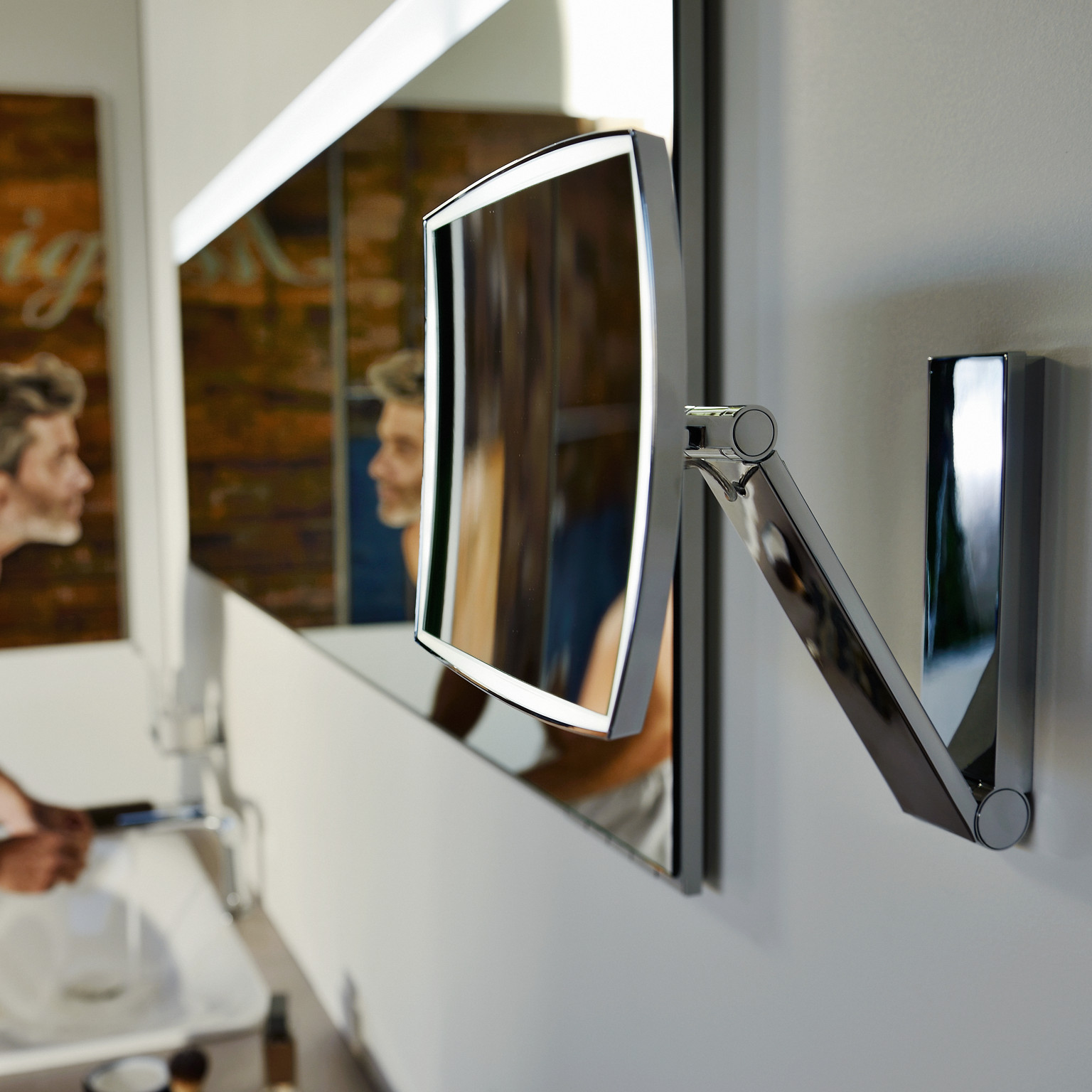 Eckiger iLook_move Kosmetikspiegel neben Lichtspiegel der Edition 400
