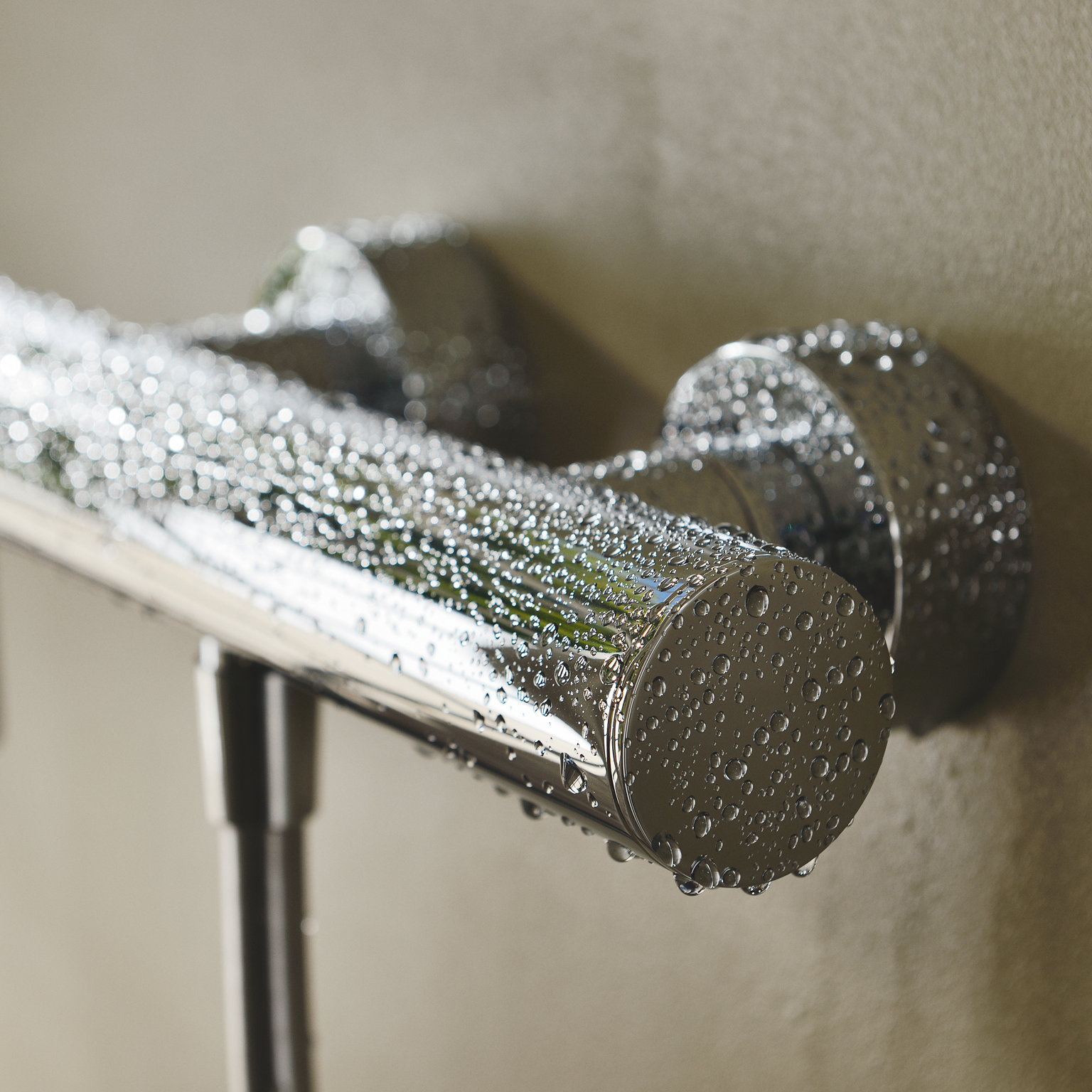 Seitliche Ansicht des Edition 400 Einhebel-Brausemischers mit Wassertropfen