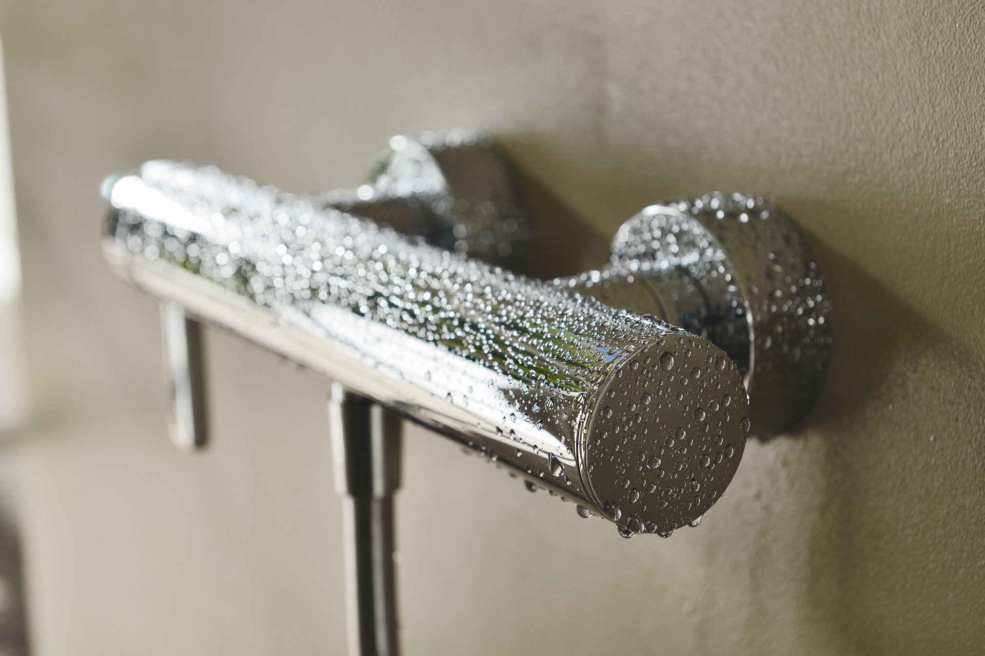 Seitliche Ansicht des Edition 400 Einhebel-Brausemischers mit Wassertropfen
